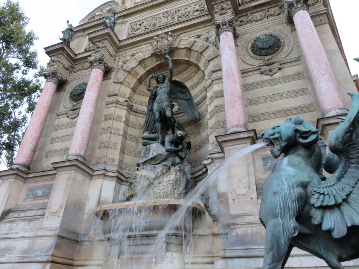 Love Nest In Saint-Michel Paris Bagian luar foto